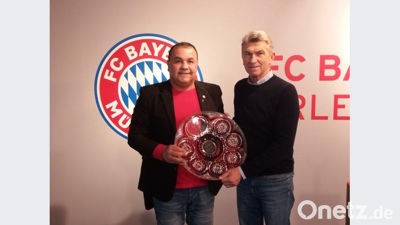 Fast 30 Jahren nach dem Freundschaftsspiel in Neustadt treffen sich Klaus Augenthaler (rechts) und Willi Platzer (rechts) wieder. Bild: exb