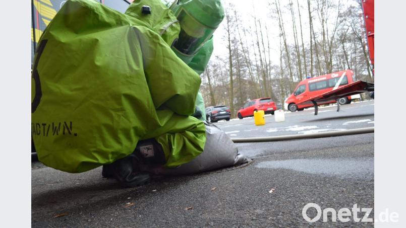 Die Chemieschutzanzüge schützen die Feuerwehrleute. Bild: exb