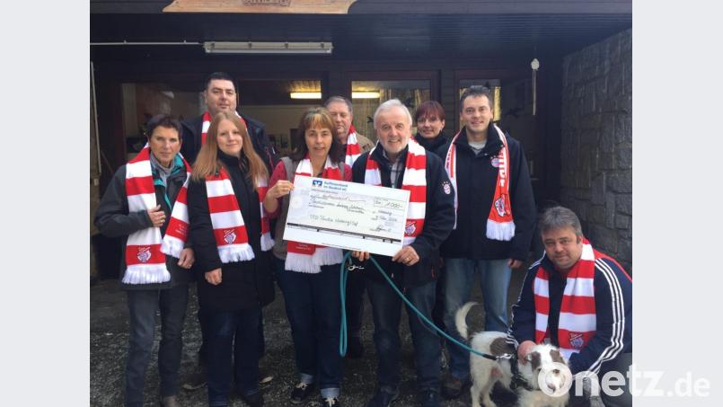 Ingrid Mallmann freut sich sehr über die Spende des Fanclubs. Im Bild von links Veronika Hofmann, Simon Burkhard, Sabrina Kreuzer, Ingrid Mallmann, Robert Fröhler, Bernd Hofmann, Kerstin und Konrad Baumann und Michael Babl. Bild: hod