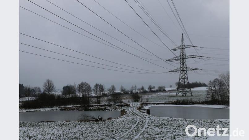 Der Ostbayernring ist eine rund 185 Kilometer lange, bereits bestehende Stromtrasse, die von Redwitz in Oberfranken über Etzenricht bis nach Schwandorf führt. Aufgrund der zunehmenden Einspeisung regenerativer Energien gerät der Ostbayernring regelmäßig an seine Kapazitätsgrenzen. Deshalb soll die Leistungsfähigkeit deutlich erhöht werden. Das Bild zeigt die derzeitige Trasse in der Nähe von Konnersreuth. Bild: tr