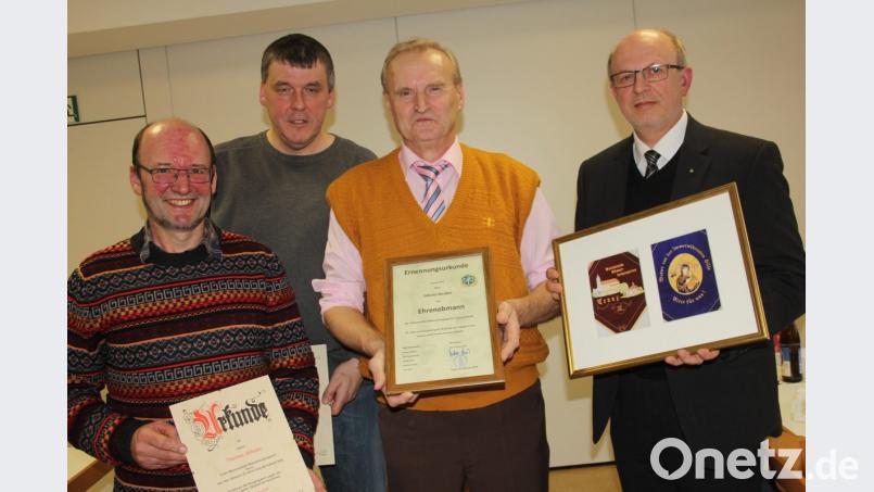 Nach zwei Jahrzehnten in ihren Ämtern stellten (vorne von links) Thomas Wilhelm als Kassier, Hans Neuber als MMC- Obmann und Mitarbeiter Bernhard Fischer (hinten) ihre Ämter zur Verfü-gung. Hans Neuber (zweiter von rechts) ist auf Beschluss der Vorstandschaft per Urkunde zum „Ehrenobmann der MMC Teunz ernannt worden, wozu MMC- Präses Herbert Rösl (rechts) gratu-lierte. Bild: frd