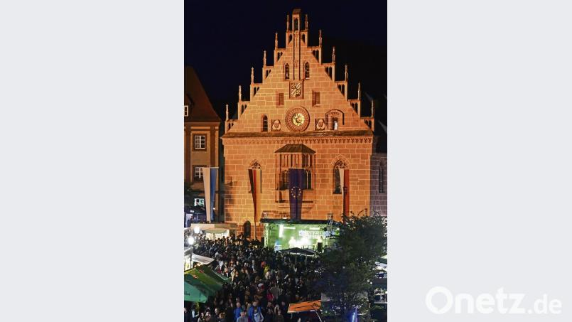 Ein gewohntes Bild: Das Sulzbacher Rathaus leuchtet nachts im Licht der Strahler. Bild: Petra Hartl