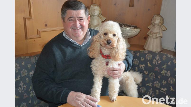 &quot;Alm&quot;-Wirt Josef Weiß feiert am Mittwoch seinen 70. Geburtstag. Darüber freut sich auch sein vierjähriger Pudel „Floh“. Bild: jr