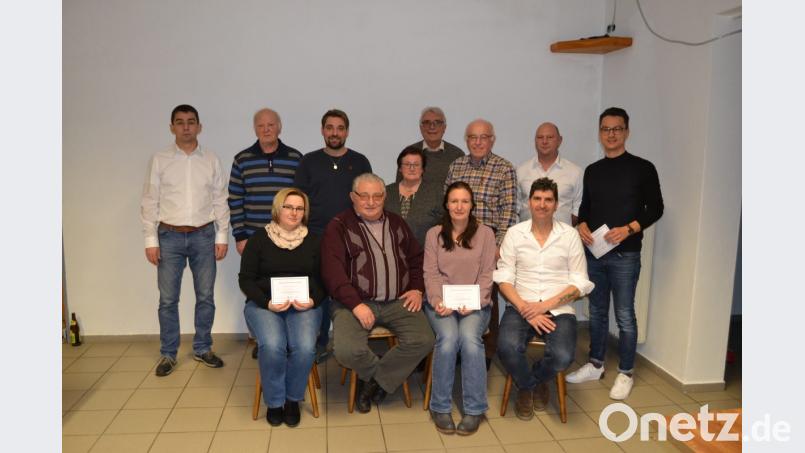Die Vorsitzenden Jürgen Lautner (hinten, Zweiter von rechts) und Stefan König (links) sowie zweiter Bürgermeister Josef Hecht (hinten Mitte) danken Johann Etterer (35 Jahre), Philipp Hautmann (25 Jahre), Christa und Hans Stiegler (je 45 Jahre), Bernhard Söllner (30 Jahre, hinten von links), Anja Scherm (30 Jahre), Christoph Engelbrecht (65 Jahre), Doris Schöler (25 Jahre) und Reiner Ullmann (40 Jahre, vorne von links) für ihre Treue. Bild: jlr