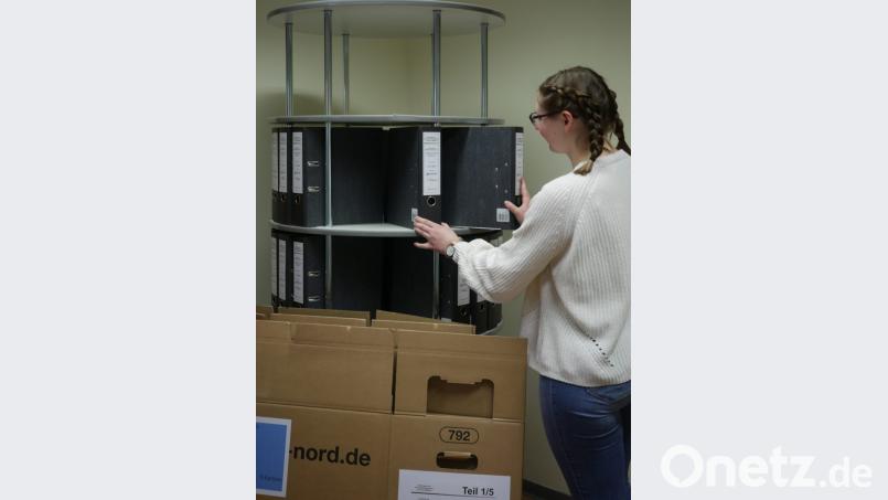 Die Unterlagen für den Süd-Ost-Link liegen ab heute im Landratsamt aus. Landkreis-Mitarbeiterin Sonja Landgraf zeigt die 48 Ordner. Bild: tr