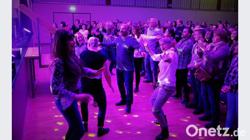 Begeistert singen, klatschen und tanzen die Abba-Fans mit. Bild: twi