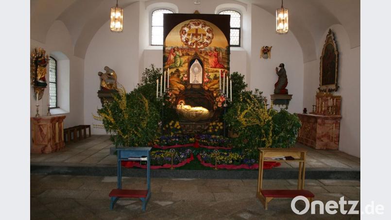 Alljährlich steht in der Friedhofskirche in Bärnau das Heilige Grab. Nicht selten halten Ministranten kniend davor Wache. Archivbild: cr