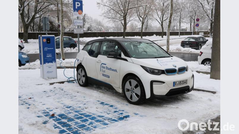 In Regensburg hat die Zukunft längst begonnen: E-Autos gibt es im Car-Sharing. Nutzen können diese Fahrzeuge zum Beispiel auch Menschen, die in der Stadt arbeiten, mit dem Zug einpendeln und ab und an ein Fahrzeug benötigen. Eine Studentin erzählt von ihren Erfahrungen mit dem Angebot. Bild: Mirjam Graf