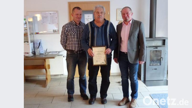 Bei der Jahreshauptversammlung ehrt Vorsitzender Gerhard Heindl (rechts) mit seinem Stellvertreter Anton Luber (links) Max Haberl für seine 50-jährige Treue zum Geflügelzuchtverein Schnaittenbach-Hirschau mit einer Urkunde.