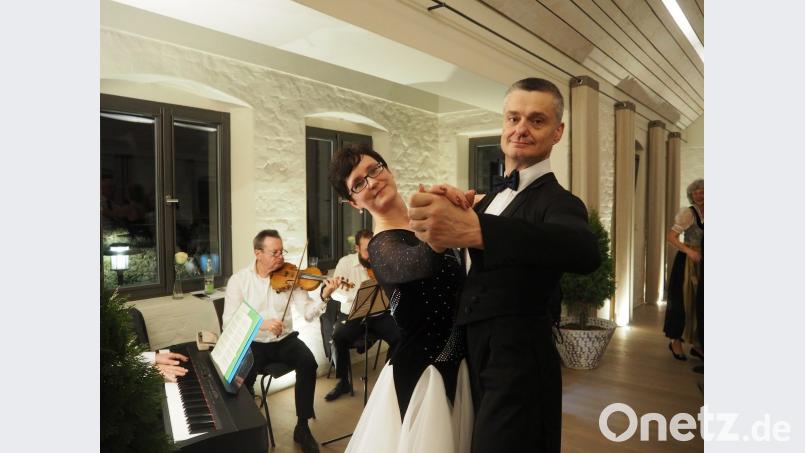 Für viel Applaus sorgte der Auftritt des Tanzpaares Alexander Wenisch und Manu Kucich, die der Verein „Forum Falkenberg – Freunde der Burg“ für den Burgball engagiert hatte. Bild: wro