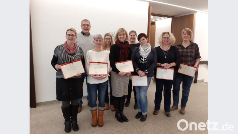 Monika Zeitler, Referent Rudolf Schubert von der Ressourcenwerkstatt Bamberg, Ilona Kilian, Sabina Lehmann, Silke Weinhold, Laura Köchert, Kirsten-Anja Langguth, Ramona Wurzel und Michaela Mäder-Schletz (von links) freuen sich über den erfolgreichen Abschluss des Leitungskurses. Bild: exb
