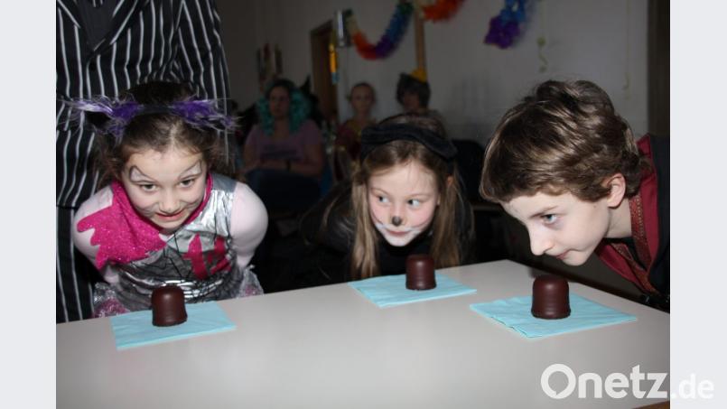 Konzentration auf den Negerkuss waren von den Kids beim Negerkusswettessen gefordert, das nicht nur spannend war, sondern auch einen süßen Genuss garantierte. Bild: ads