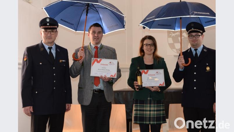 Nach Zusage von Landrat Thomas Ebeling und der Dritten Bürgermeisterin Martina Englhardt-Kopf in Vertretung von Stadtoberhaupt Andreas Feller bekamen sie einen Schirm, um das Fest vom 30. Mai bis 2. Juni gut zu beschirmen. Bild: gab