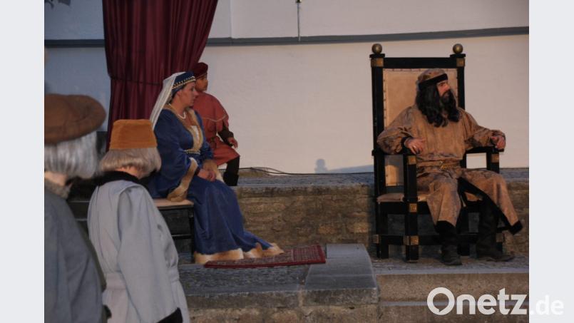 Eine Szene aus dem Festspiel &quot;Vom Hussenkrieg&quot;: Pfalzgraf Johann (Michael Hellmuth, rechts) und Pfalzgräfin Beatrix (Silke Biegerl) empfangen Ritter und Bürger zum Kriegsrat. Im Vorfeld der 37. Theatersaison sollen bei einem Schnuppertag am 24. Februar neue Mitwirkende für das Neunburger Volksschauspiel gewonnen werden. Bild: mp