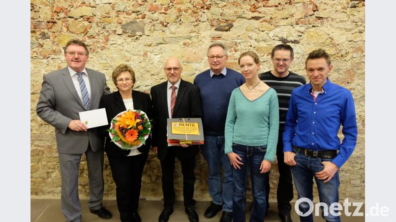 Mit einem Geschenk verabschiedet Bürgermeister Hans-Martin Schertl (links) Manfred Roppert (Dritter von links) in den Ruhestand. Dessen Frau überreicht er einen Blumenstrauß. Mit im Bild: 3. Bürgermeister Heinrich Ruppert (Vierter von links), Geschäftsleiter Harald Kergl (Zweiter von links) sowie die neuen Sachbearbeiter für Liegenschaften Maike Faber und Tobias Wilde. Bild: Stefanie Gradl