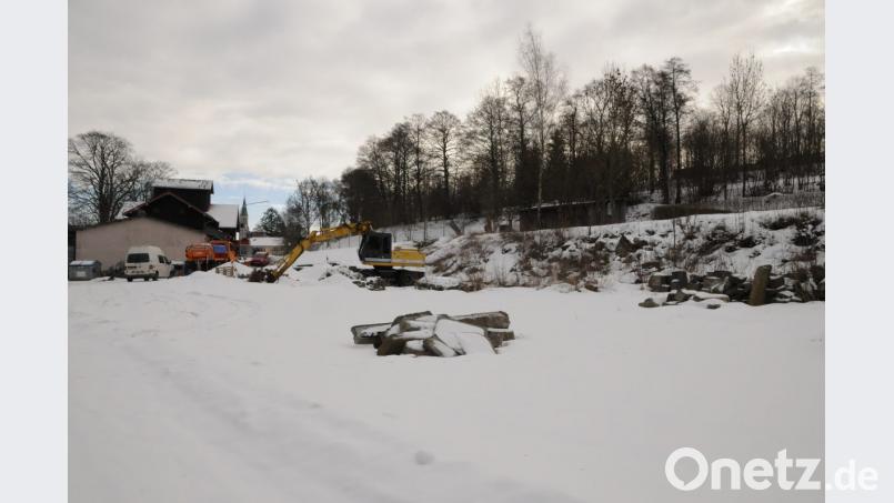 Im rechten Teil des Grundstückes zum kleinen Hang hin soll das Funktionsgebäude errichtet werden. Bild: bey