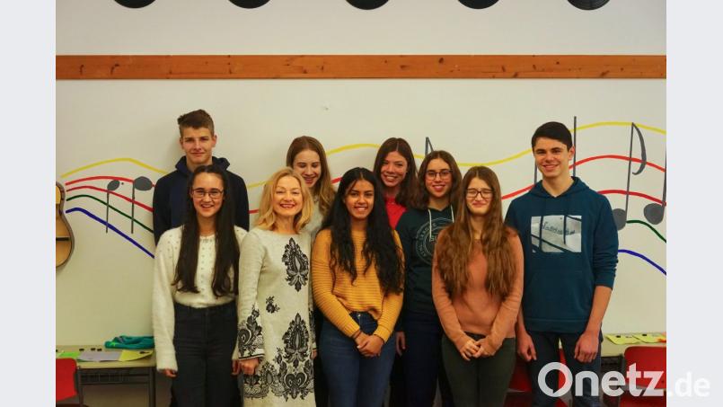 Lehrerin Veronika Frenzel (Dritte von links) hat ihre Max-Reger-Schüler auf den bundesweiten Wettbewerb „Jugend debattiert“ vorbereitet. Bild: Florian Hösl