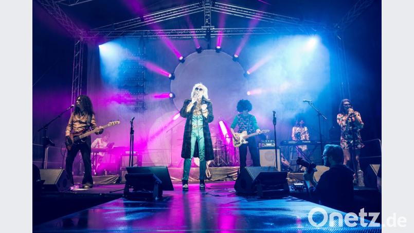 Brad Hering (alias Markus Engelstädter) und die &quot;Golden Glitter Band&quot; wollen mit einer 70er-Jahre-Schlager-Parade glänzen. Bild: exb