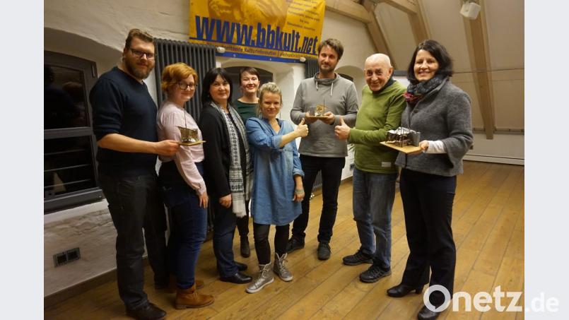 Daumen hoch für den Entwurf, den Künstler Benedikt Tolar (Dritter von rechts) in den Händen hält, rechts daneben steht Herbert Hüttl, Vertreter des Grundstückseigentümers. CeBB-Leiterin Veronika Hofinger (rechts) und CeBB-Mitarbeiter David Vereš (links) zeigen verworfene Entwürfe. Mit auf dem Bild (ab Zweiter von links) Vlasta Hrabětová, Projektverantwortliche bei der Galerie Klatovy/Klenová, Bürgermeisterin Birgit Höcherl, Ivana Stuchlová und Zdeňka Kučerová (beide Hochschule für Kunst und Design). Bild: eib