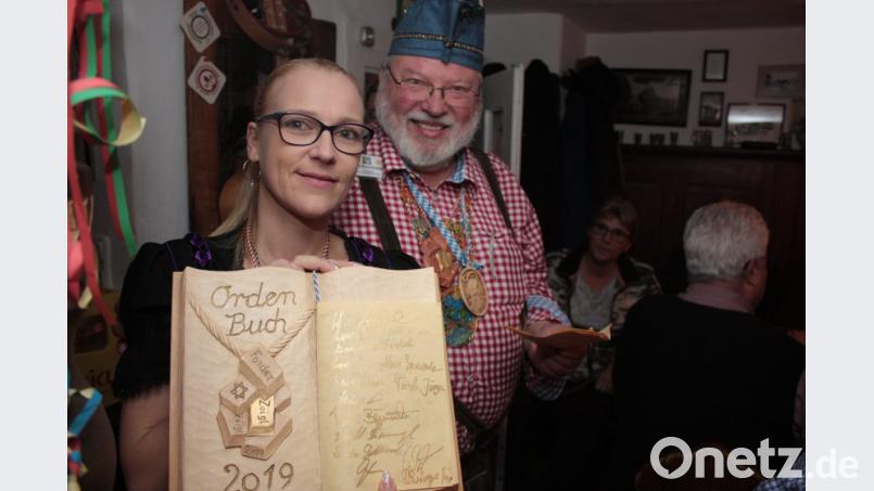 Zoiglprinzin Karina und Zoiglprinz Bernhard präsentieren das handgeschnitzte Zoiglordensbuch. Bild: ui