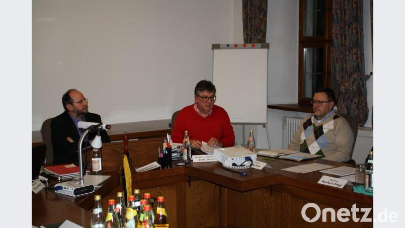 Eine mögliche Satzung für ein &quot;Kommunalunternehmen Bauhof&quot; stellte Rechtsanwalt Andreas Hilge (Mitte zwischen zweitem Bürgermeister Max Schwärzer und Verwaltungsgemeinschafts-Geschäftsleiter Josef Stock) dem Stadtrat vor. Bild: bjp