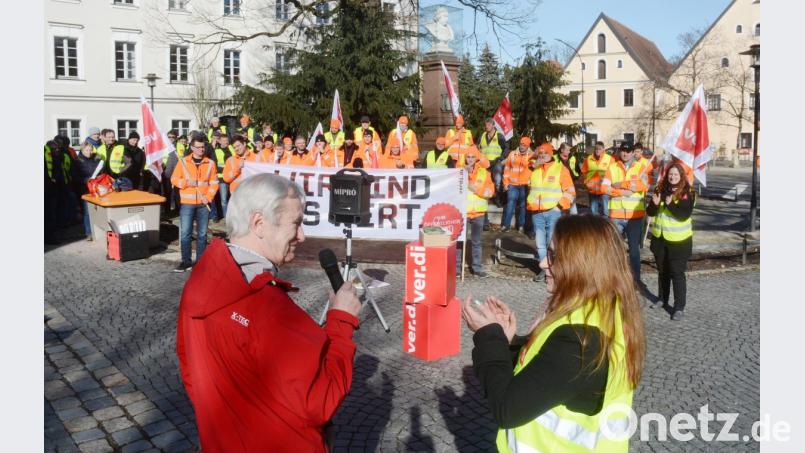 Knapp 70 Mitarbeiter des öffentlichen Dienstes aus der ganzen nördlichen Oberpfalz protestieren in ihrer Mittagspause in Weiden. Bild: Gabi Schönberger