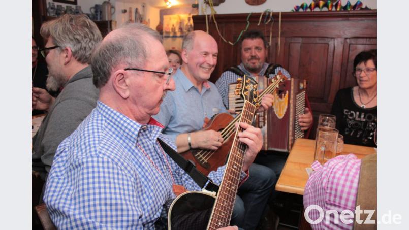Roman Karl (von links), Dieter Seidl und Roland Hansl wollen die Musikantentradition beim Zoigl in der Kreisstadt fortsetzen. Beim "Waldhauser"-Fasching treten die "Zoigl-Lauser" erstmals öffentlich auf. Bild: ui
