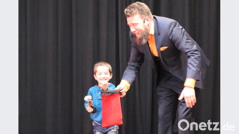 Ganz sicher ist sich Julian noch nicht. Aber Kalibo versichert ihm, dass die Hupe und sein Zauberspruch magisch Bänder verbinden. Bild: Williamson, Dagmar