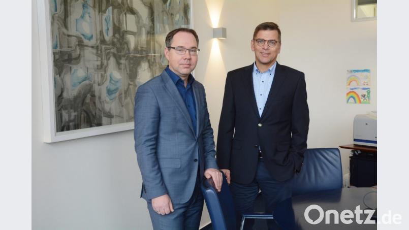 Axel Glade und Oliver Pohle (von rechts) verantworten von Pirk aus die Geschicke von Constantia-Standorten in Wiesbaden, Mexico, der Türkei und zwei Werken in den USA: Bild: Gabi Schönberger