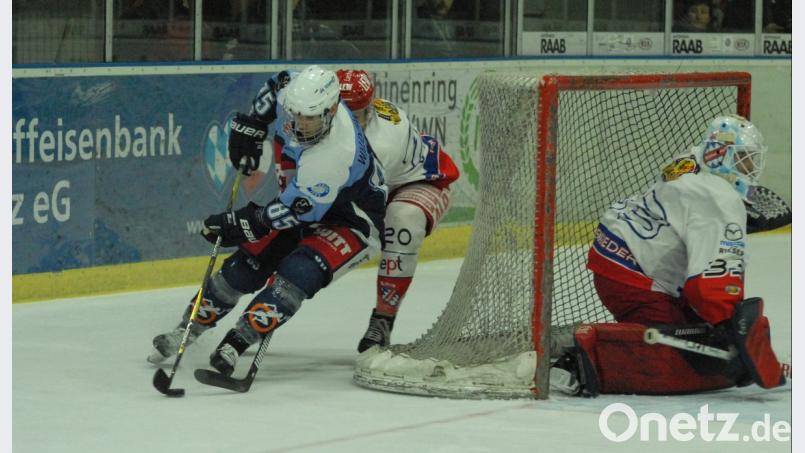 Marcel Waldowsky (links) umkurvt den Kasten des EC Peiting: Die Blue Devils unterlagen am vergangenen Sonntag dem neuen Spitzenreiter mit 5:7. An diesem Wochenende treffen die Weidener auf die Selber Wölfe und den EV Landshut. Bild: gb