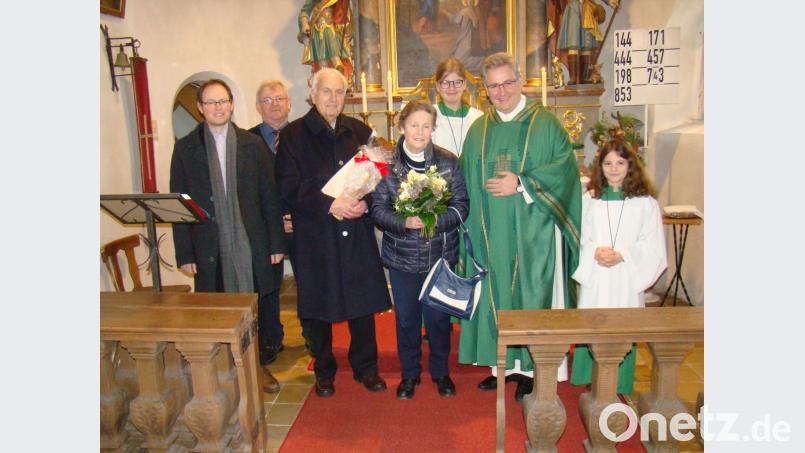 Pfarrer Hannes Lorenz würdigte den jahrzehntelangen Einsatz von Anna Pöppl. Unser Bild zeigt von links Kirchenmusiker Jonathan Brell, Mesner Michael Kurz, Ludwig Pöppl, Anna Pöppl, Pfarrer Hannes Lorenz und die beiden Ministrantinnen. Bild: exb