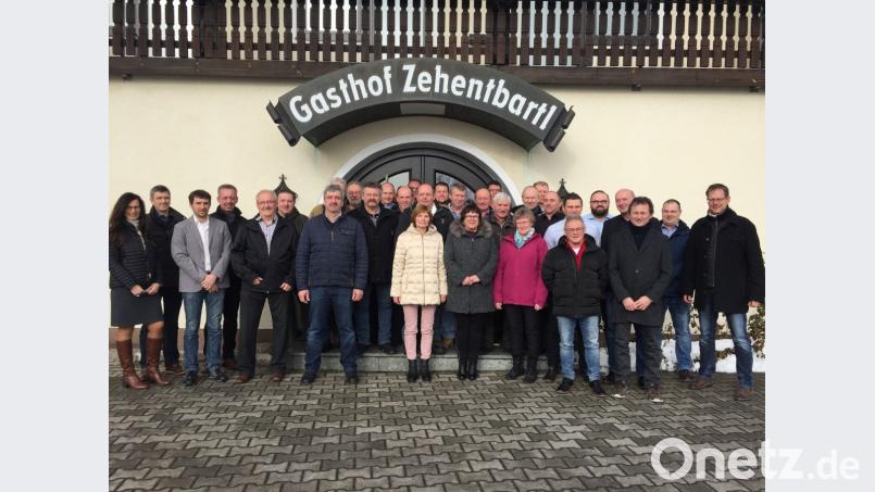 Zusammen bringen sie es auf rund 1000 Arbeitsjahre: 27 Mitarbeiter der Flachglas Wernberg GmbH wurden im Gasthaus Zehentbartl für langjährige Treue geehrt. 	Bild: exb Bild: exb