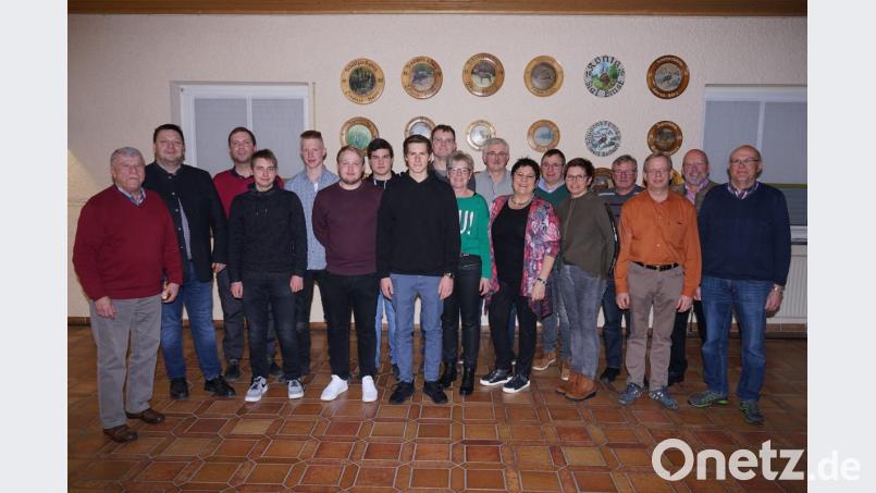 Sie leiten den Verein in den nächsten zwei Jahren: (von links) Ferdinand Tischner, Tobias Dirrigl, Fabian Rockinger, Markus Raab, Christoph König, Bastian Ebenhöch , Tobias Schleicher, Johannes Dirrigl, Sonja Stöckl, Willi Stöckl, Gisela Zerbian, Reinhold Kemptner, Gabi Kemptner, Anton Mang, Klaus Ketzler, Erwin Zerbian und Xaver Kemptner. Bürgermeister Christian Ziegler (Zweiter von links) gratulierte zum intakten Vereinsleben. Bild: nib