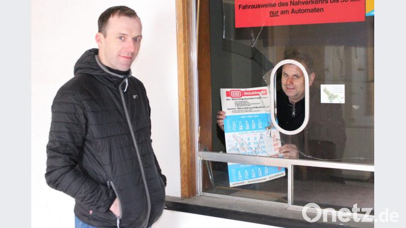 Bürgermeister Karlheinz Budnik und Rainer Hecht von der Bauverwaltung sehen sich in dem ehemaligen Bahnhofsgebäude um. Am Fahrkartenschalter liegt sogar noch ein alter Kalender von 1989. Bild: Lowak
