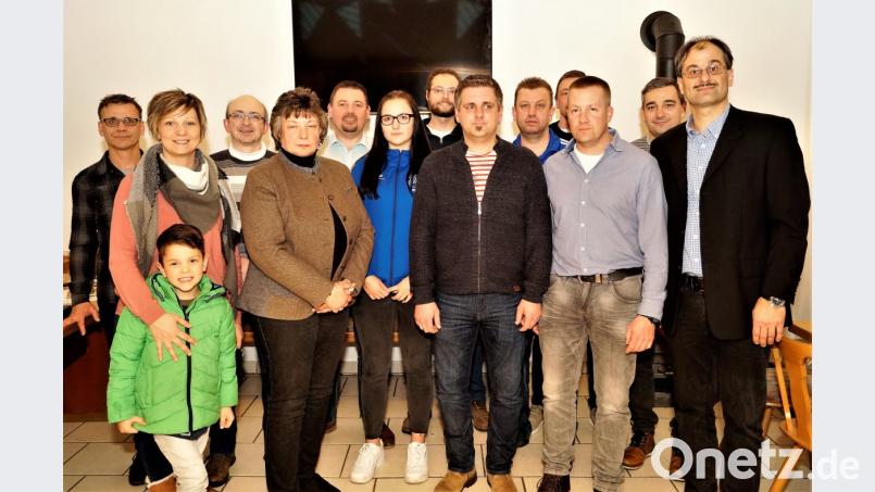 Vorsitzender Harald Bulligan und seine Stellvertreter Andreas Sennert (neu) und Gerd Kost bilden die nächsten zwei Jahre die Führungsspitze. Mit im Bild die gesamte Vorstandschaft die sehr verjüngt wurde. Bild: arw