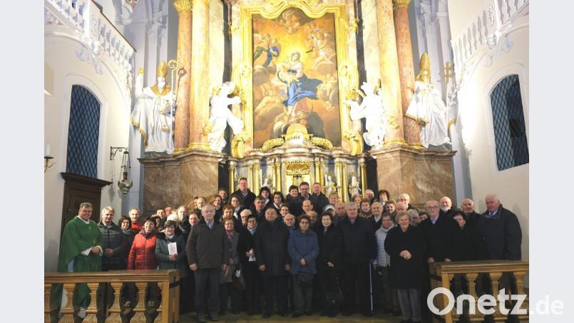 Ein Vielzahl von Ehejubilaren fand sich auf Einladung von Pfarrer Adrian Kugler und des Pfarrgemeinderates zum Dankgottesdienst in der Klosterkirche Speinshart ein. Bild: do
