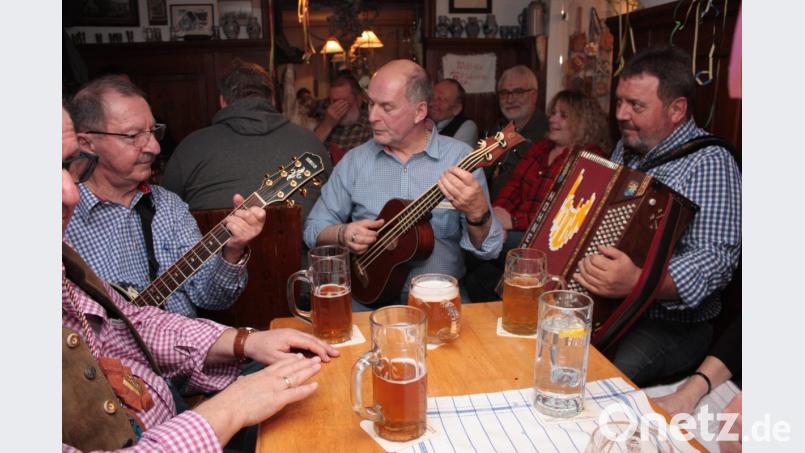 Roman Karl (von links), Dieter Seidl und Roland Hansl wollen die Musikantentradition beim Zoigl in der Kreisstadt fortsetzen. Beim "Waldhauser"-Fasching treten die "Zoigl-Lauser" erstmals öffentlich auf. Bild: ui