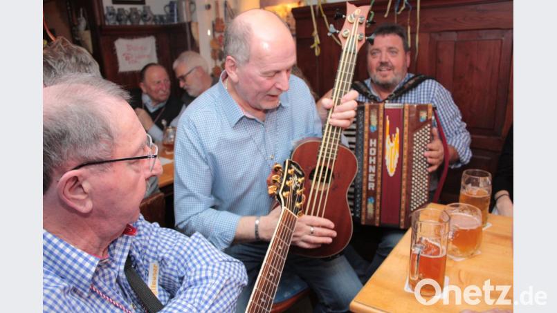 Roman Karl (von links), Dieter Seidl und Roland Hansl wollen die Musikantentradition beim Zoigl in der Kreisstadt fortsetzen. Beim "Waldhauser"-Fasching treten die "Zoigl-Lauser" erstmals öffentlich auf. Bild: ui