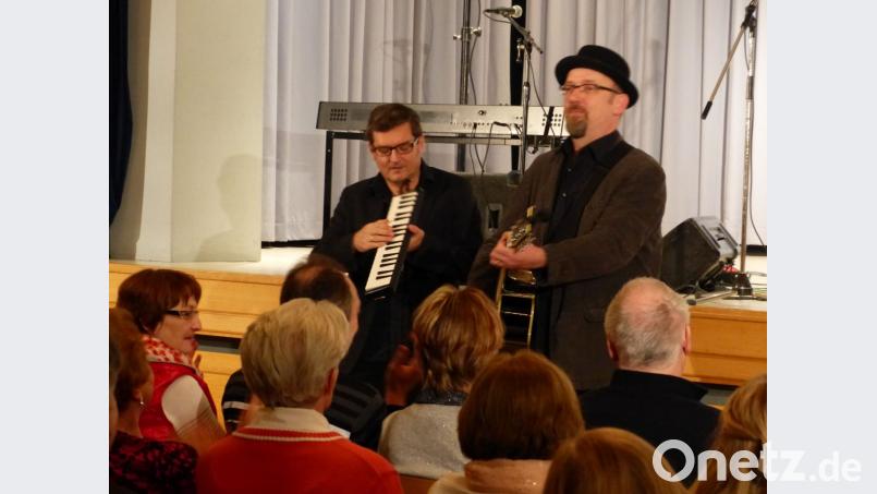 Hubert Treml (rechts) und Franz Schuier stellen in Erbendorf klar: Das Englische stamm vom Oberpfälzer Dialekt. Bild: exb