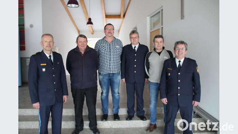 Polizeivizepräsident Thomas Schöniger (links), Leitender Polizeidirektor Robert Hausmann (rechts) und Polizeihauptkommissar Siegfried Deml (Dritter von rechts) begrüßten von der Schwandorfer Sicherheitswacht (von links) Josef Baarfuß, Christian Reinhardt und Thomas Faderl zur Fortbildung. Bild: exb/Polizeipräsidium Oberpfalz