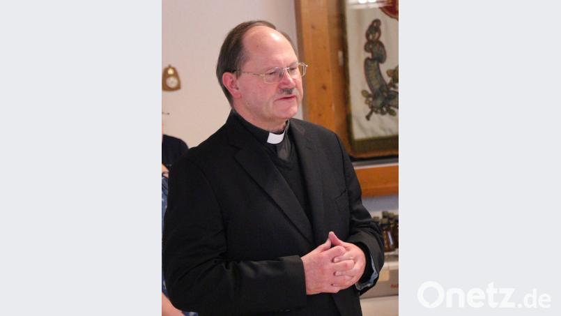 Pfarrer Heribert Stretz eröffnet das Büffet mit einem Tischgebet. Bild: rpp