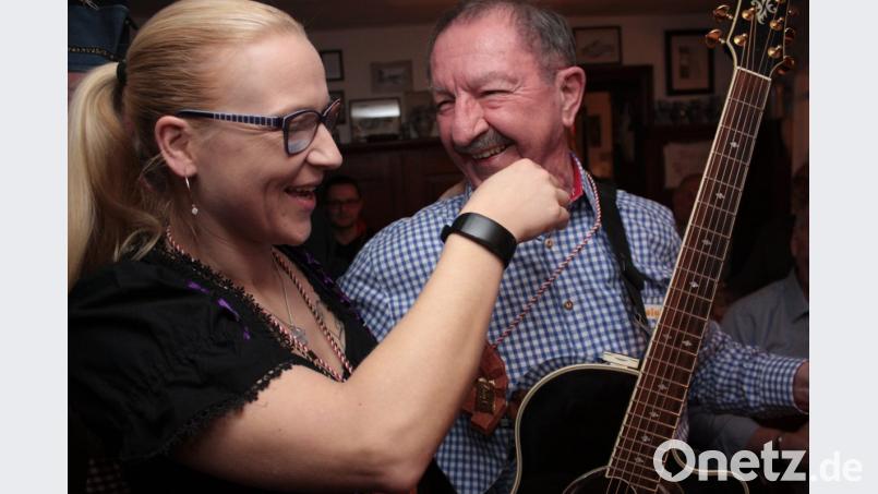 Prinzin Karina Kos hängt Roman Karl den Zoiglfaschingsorden um. Bild: ui