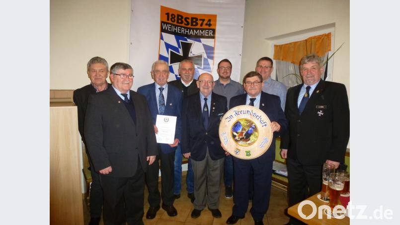 Seit 45 Jahren ist Altbürgermeister Georg Härning (Dritter von links) bei der KSK. Zur Ehrung gratulierten Heinrich Scheidler(vorne,links), Ehrenkreisvorsitzender Alfons Betzl (rechts), Richard Schlosser (Mitte) und Bürgermeister Ludwig Biller (hinten, Dritter von rechts). Vizechef Karl Stahl hält stolz die KK-Freundschaftsscheibe in Händen. Bild: exb