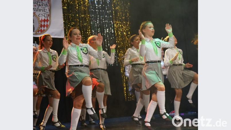 In die Schule entführten die Mädchen der Juniorengarde. Bild: abi