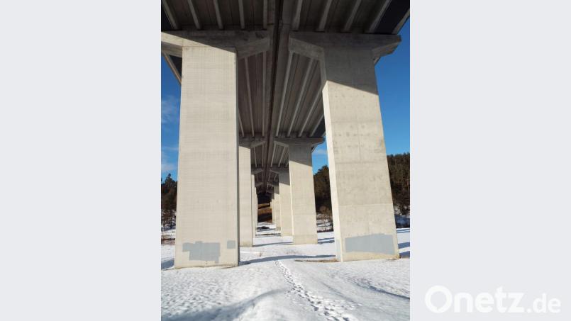 Blick von unten auf die Lärmquelle - die Autobahnbrücke bei Theuern. Bild: e