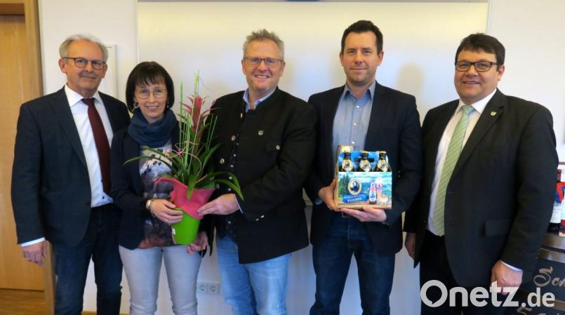 Der Vorsitzende des Zweckverbandes „Interkommunales Gewerbegebiet“, OB Andreas Feller (Mitte), und seine Bürgermeisterkollegen Thomas Falter (rechts) und Harald Bemmerl (links) begrüßten die neuen Geschäftsleiter Roland Kittel (Zweiter von rechts) und Elke Mandl-Kimmer (Zweite von links) mit einem Geschenk. Bild: Hirsch