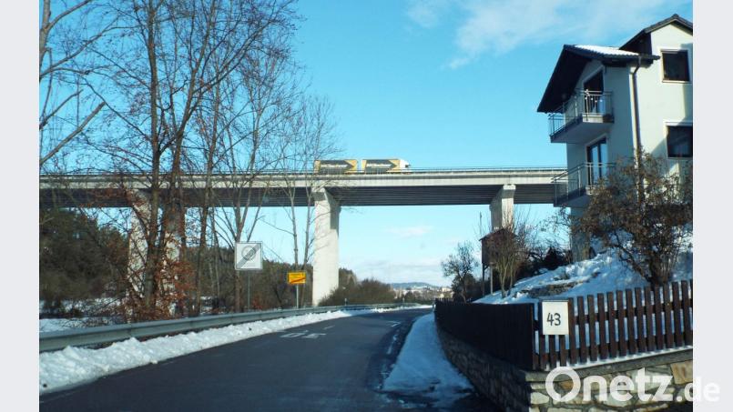 Die Theuerner Autobahn-Brücke: Oben donnert der Verkehr drüber, drunter stöhnen die Anwohner über den Lärm. Ob es wirklich zu laut ist, soll nun eine Messung zeigen. Die Autobahndirektion sieht keinen Handlungsbedarf, die Gemeinde Kümmersbruck will es jetzt genau wissen und veranlasst selbst eine Lärm-Messung. Bild: e