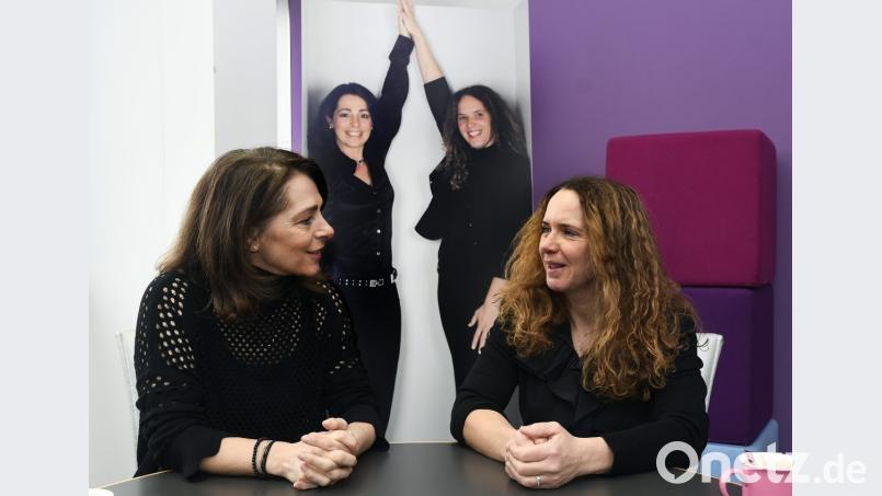 Zwei, die sich gut verstehen und ein Team sind: Cindya Großpeter (links) und Regina Wifling, Geschäftsführerinnen der von ihnen vor 25 Jahren gegründeten Arbeitnehmerüberlassung und privaten Arbeitsvermittlung. Bild: Petra Hartl