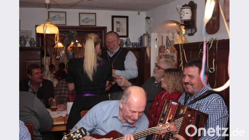 Prinzin Karina verleiht an Bierlieferant Manfred "Schoilmichl" Punzmann einen Zoiglorden. Bild: ui