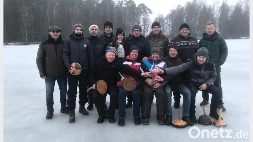 Den Glaspokal sicherte sich die Falkenberger "Vorstandschaft" (sitzend) vor den "Titelverteidigern" aus der Burggemeinde. Bild: wro